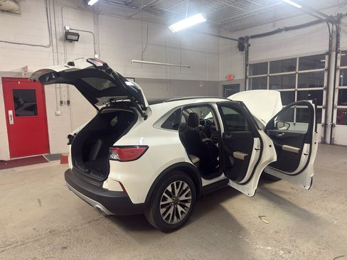 Used 2020 Ford Escape Titanium image 23