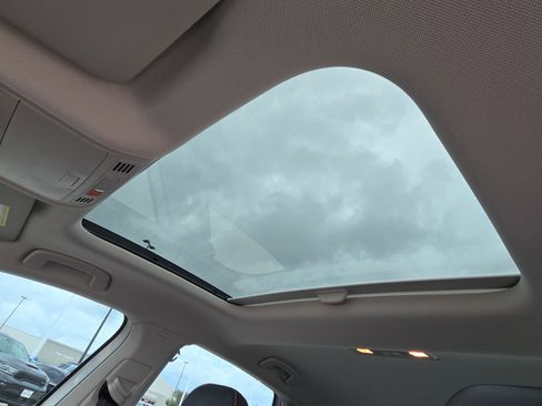 Used 2023 Volkswagen Jetta SE w/ Panoramic Sunroof Package image 16