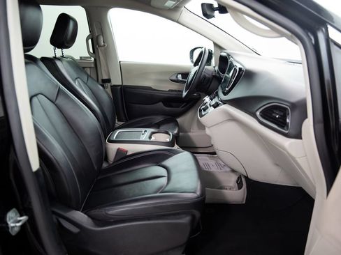 Used 2024 Chrysler Pacifica Touring-L FWD image 18