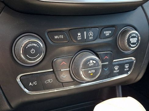 Used 2019 Jeep Cherokee Limited AWD/4WD image 17