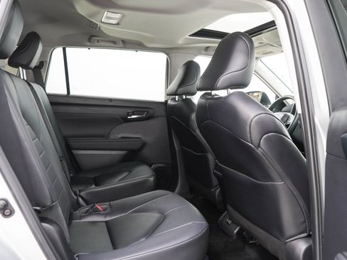 Used 2023 Toyota Highlander XLE AWD/4WD image 14
