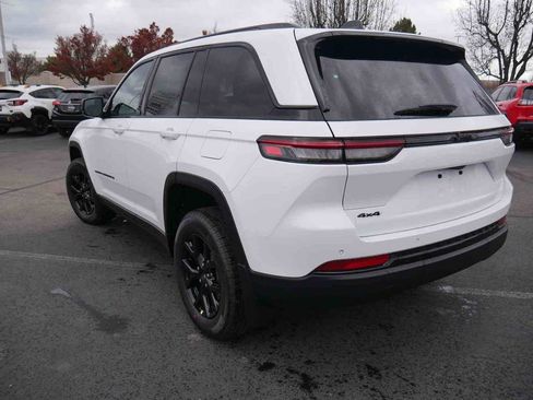 New 2025 Jeep Grand Cherokee Altitude image 18