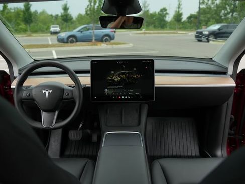 Used 2024 Tesla Model Y Long Range AWD/4WD image 28