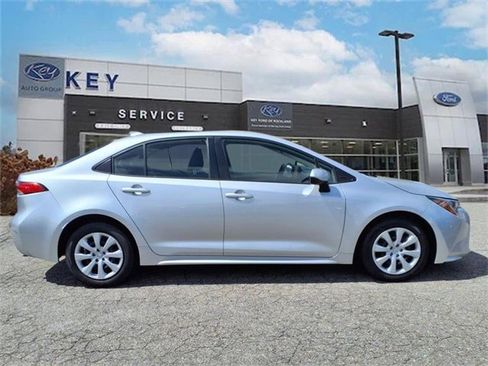 Used 2022 Toyota Corolla LE image 2