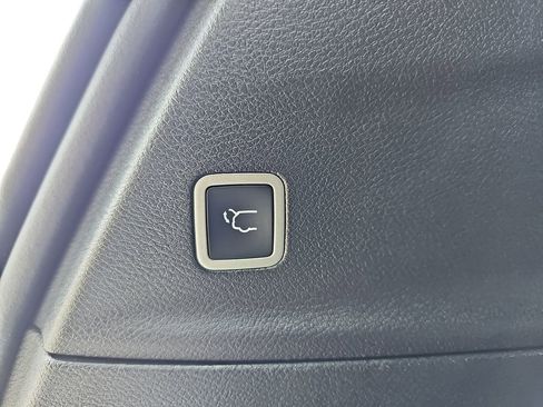 Used 2025 Chrysler Pacifica Limited image 18