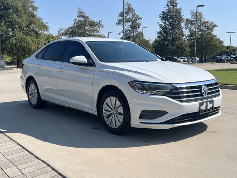 Used 2019 Volkswagen Jetta FWD image 2