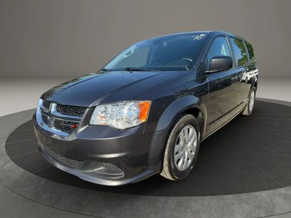Used 2019 Dodge Grand Caravan SE w/ UConnect Hands-Free Group