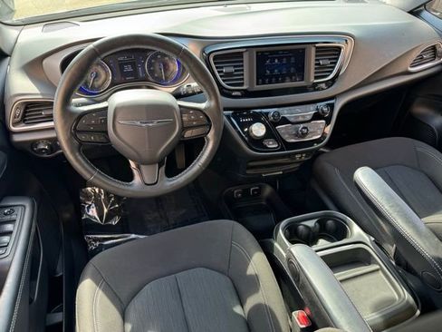 Used 2020 Chrysler Pacifica Touring w/ S Appearance Package FWD image 9