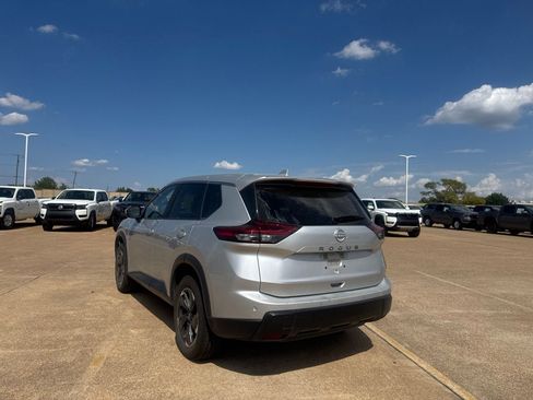 Used 2025 Nissan Rogue SV FWD image 16