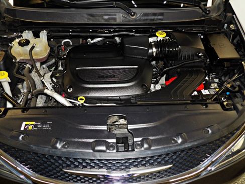 Used 2019 Chrysler Pacifica Touring-L FWD image 23