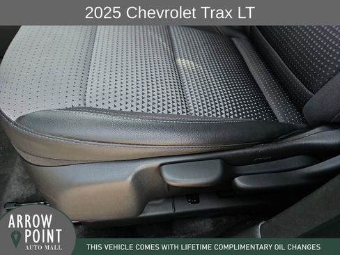 Used 2025 Chevrolet Trax LT image 23