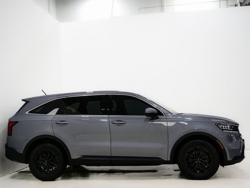 Used 2023 Kia Sorento LX image 4