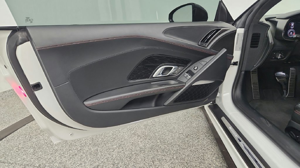 Used 2017 Audi R8 V10 w/ Carbon Exterior Package AWD/4WD image 32