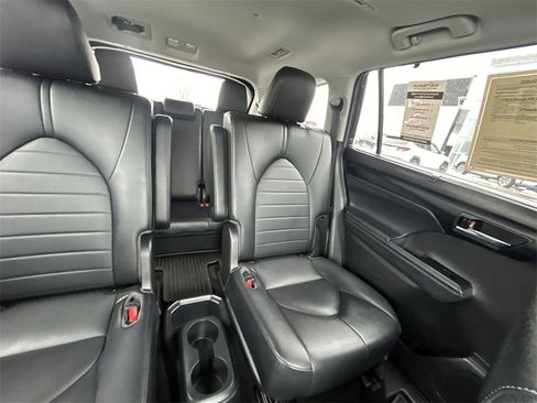 Used 2022 Toyota Highlander XLE image 15