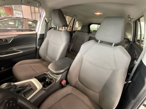 Used 2020 Toyota RAV4 LE FWD image 10