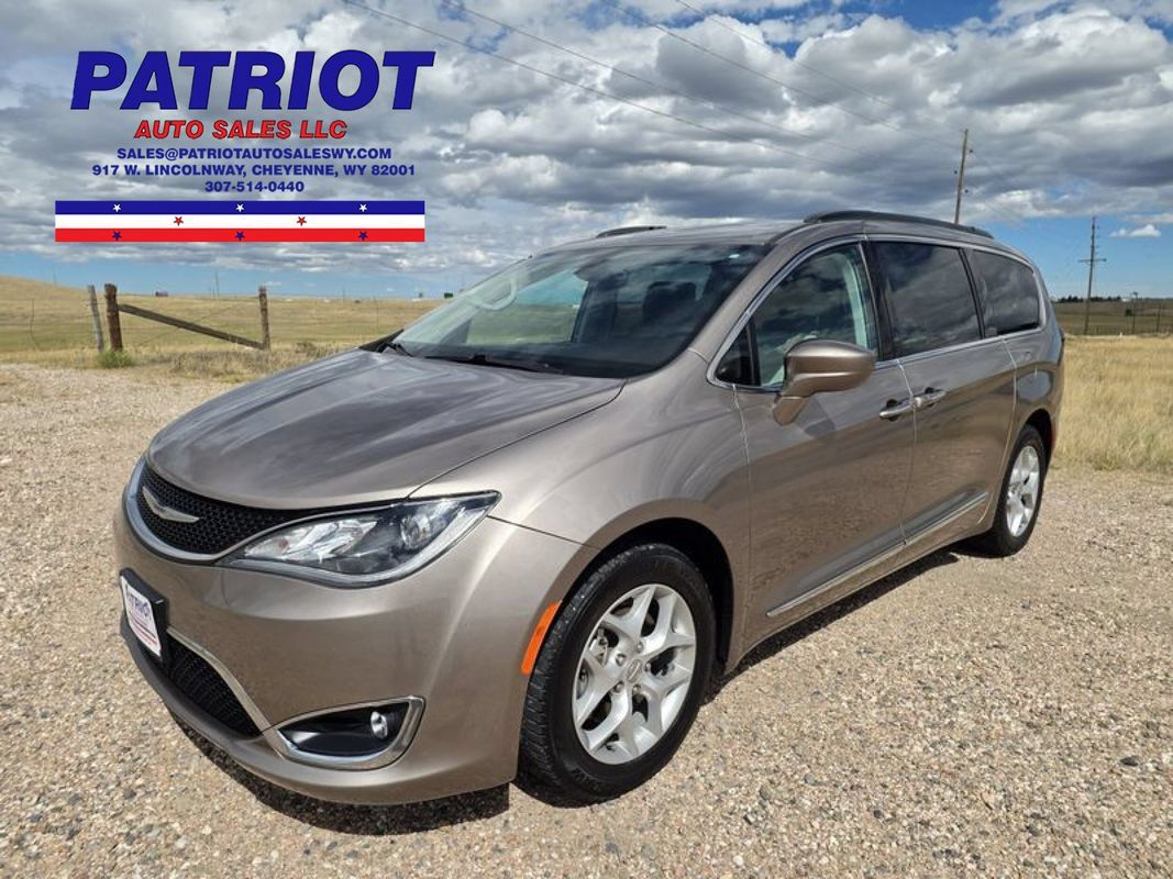 Used 2017 Chrysler Pacifica Touring-L w/ Tire & Wheel Group FWD image 1