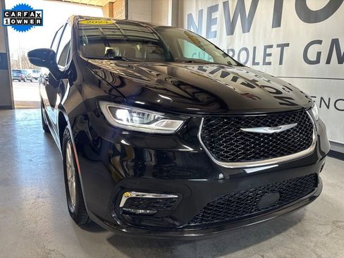 Used 2024 Chrysler Pacifica Touring-L image 36