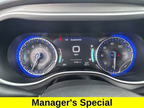 Used 2023 Chrysler Pacifica Touring-L FWD image 14