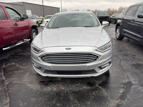 Used 2017 Ford Fusion SE w/ Fusion SE Technology Package image 2