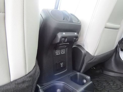 Used 2023 Jeep Gladiator Overland AWD/4WD image 12