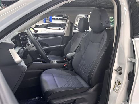 Used 2026 Volkswagen Tiguan SE w/ Panoramic Sunroof Package AWD/4WD image 24