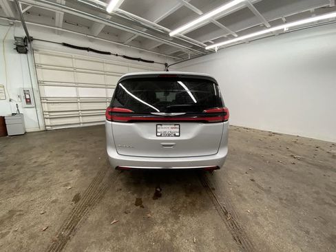 Used 2024 Chrysler Pacifica Touring-L FWD image 5