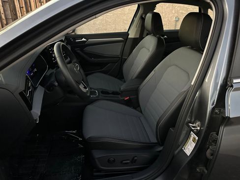 Used 2025 Volkswagen Jetta SE image 36