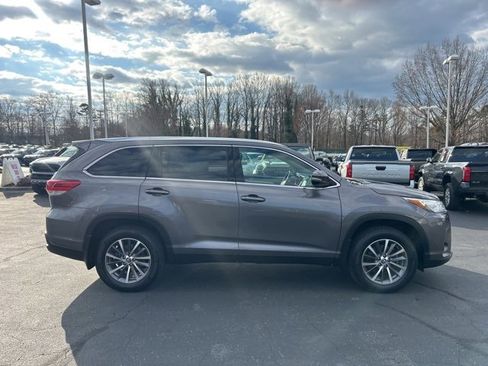 Used 2019 Toyota Highlander XLE image 4