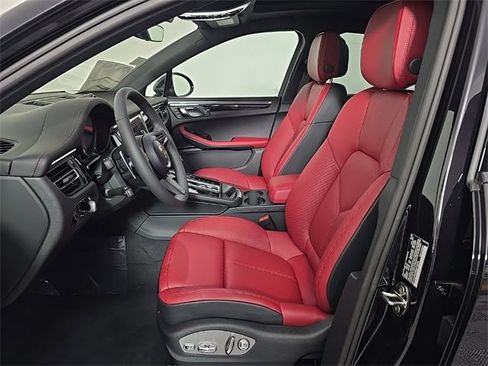 Certified 2025 Porsche Macan image 5