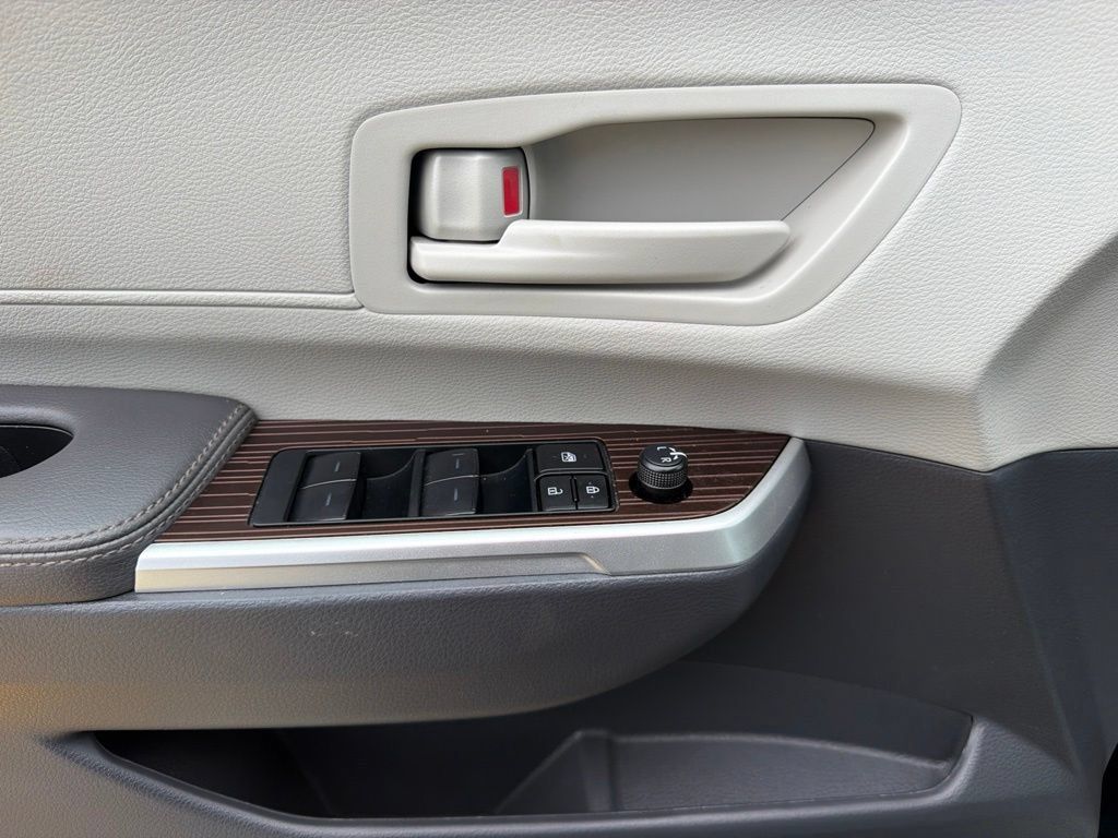 Used 2024 Toyota Sienna LE FWD image 12