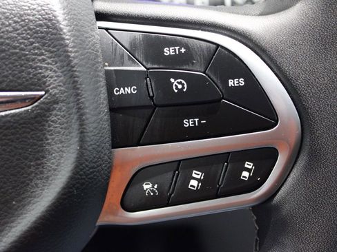 Used 2023 Chrysler Pacifica Touring-L image 21