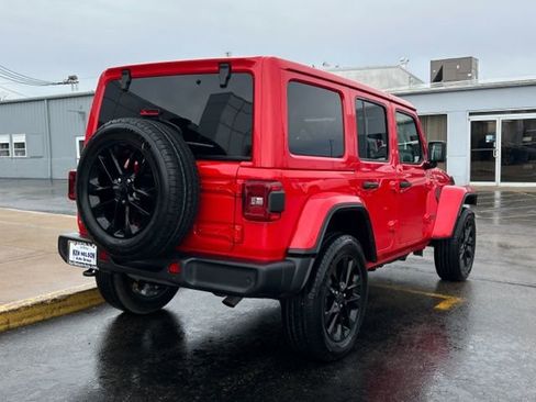 Used 2025 Jeep Wrangler Unlimited Sahara w/ Safety Group AWD/4WD image 13