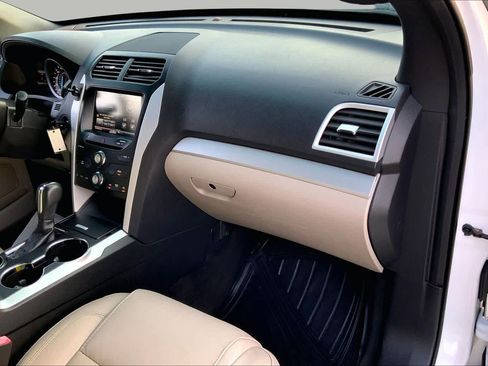 Used 2015 Ford Explorer XLT w/ Equipment Group 202B FWD image 17