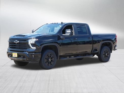 Used 2024 Chevrolet Silverado 2500 LT w/ Midnight Edition AWD/4WD image 3