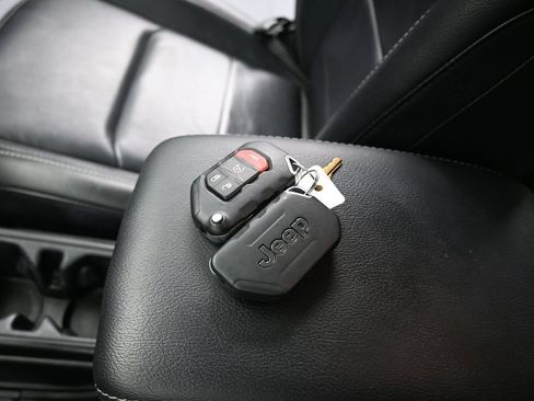 Used 2023 Jeep Wrangler Unlimited Sahara w/ Cold Weather Group AWD/4WD image 16