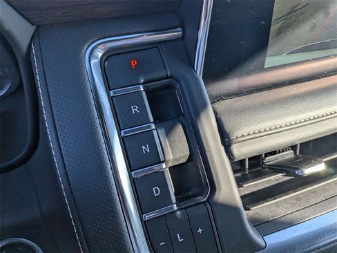 Used 2023 Chevrolet Suburban Premier image 19