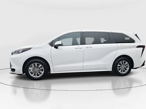 Certified 2025 Toyota Sienna LE image 8