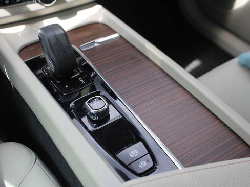 Used 2022 Volvo XC60 T8 Inscription Expression w/ Advanced Package image 21