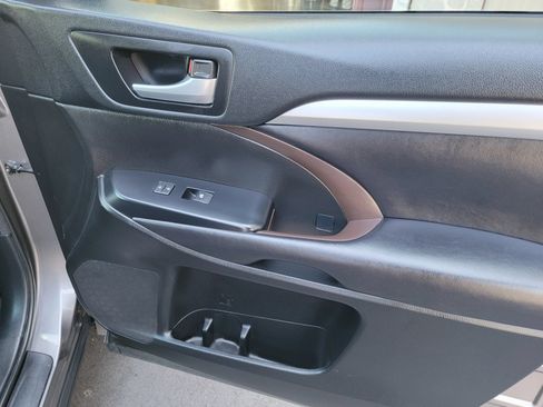 Used 2017 Toyota Highlander XLE AWD/4WD image 19