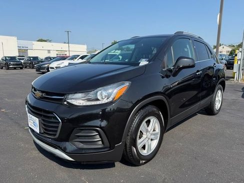 Used 2020 Chevrolet Trax LT w/ LT Convenience Package FWD image 3