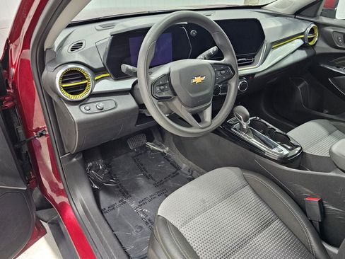 Used 2025 Chevrolet Trax LT FWD image 25