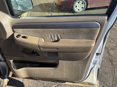 Used 2004 Ford Explorer XLT image 9