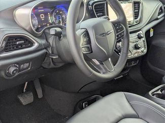 New 2026 Chrysler Pacifica Select video 3