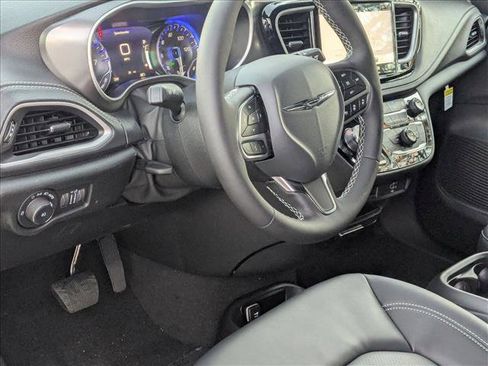 New 2026 Chrysler Pacifica Select image 3