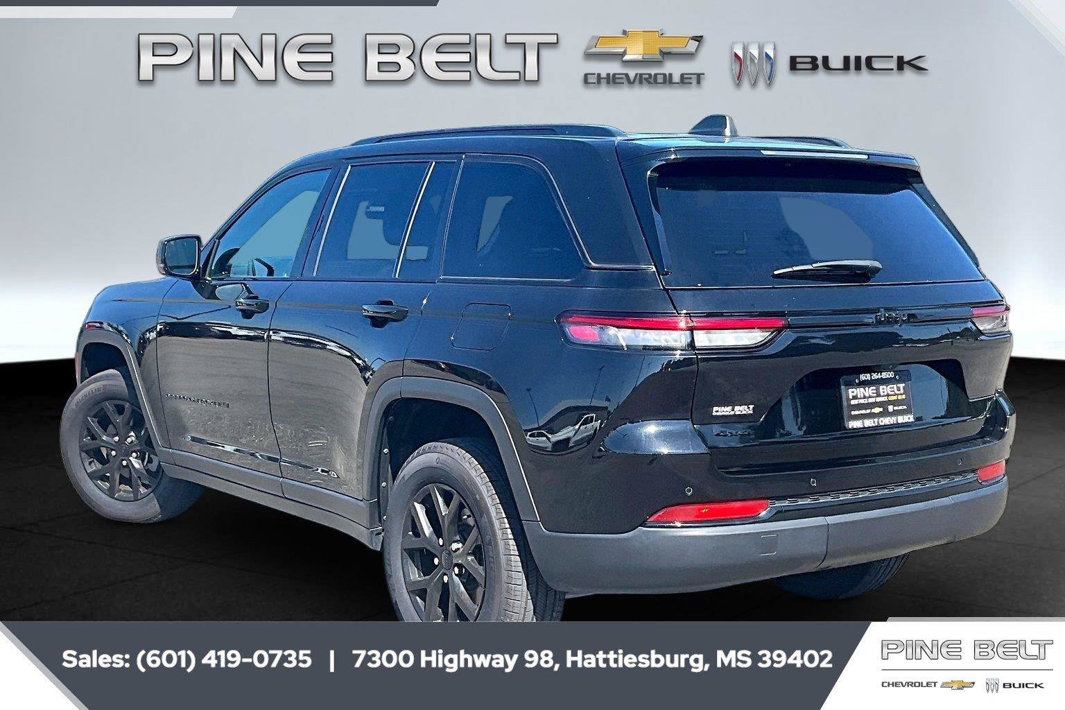 Used 2025 Jeep Grand Cherokee Altitude AWD/4WD image 2