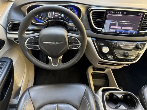 Used 2023 Chrysler Pacifica Touring-L FWD image 14