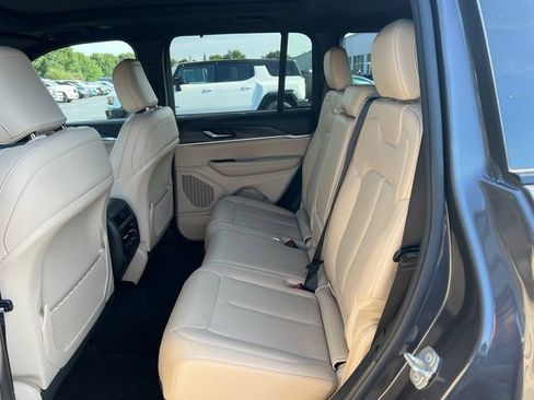 Used 2023 Jeep Grand Cherokee Limited w/ Luxury Tech Group II AWD/4WD image 5