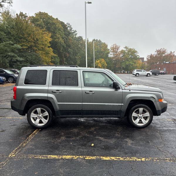 Used 2012 Jeep Patriot Latitude w/ Sun/Sound Group AWD/4WD image 3