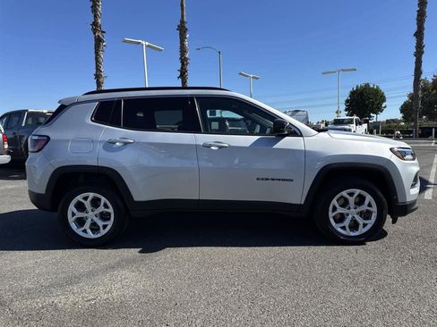 Used 2024 Jeep Compass Latitude image 3