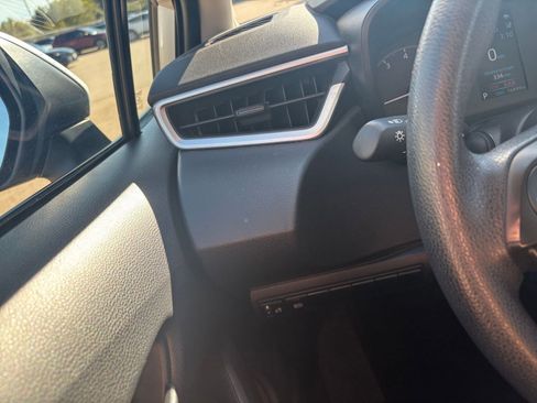 Used 2025 Toyota Corolla LE image 33